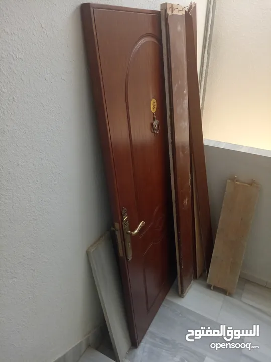 باب خشب 98*215 مستعمل معاه كل شي كامل