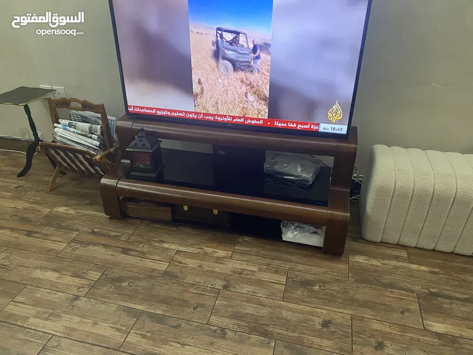 طاولة تلفزيون TV unit للبيع في غرفة الجلوس