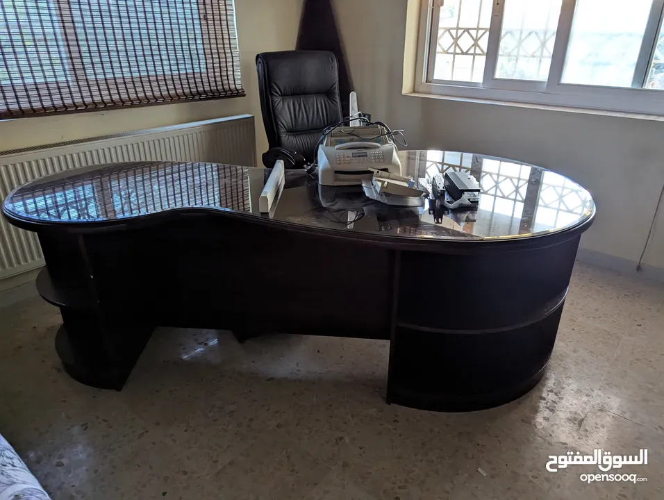 اثاث كنب ومكاتب بحاله جيده خشب وحديد