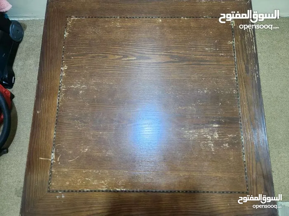 طاولة لون ابيض نخب ولا شخط  شبه وكاله+ طاولة بني خشب سويد يا بلاش