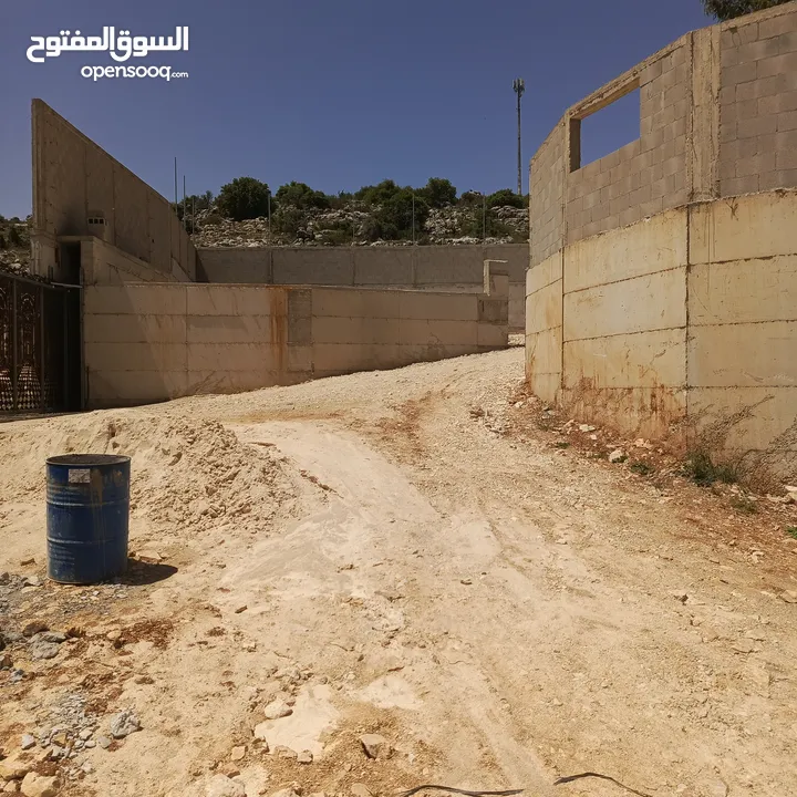 للبيع في عابود شاليه مساحة واسعة