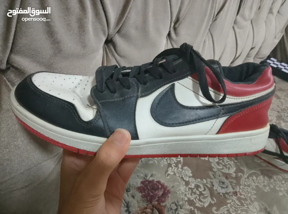 جزمه سبورت نايك اصليه سبب البيع صغيره عليه