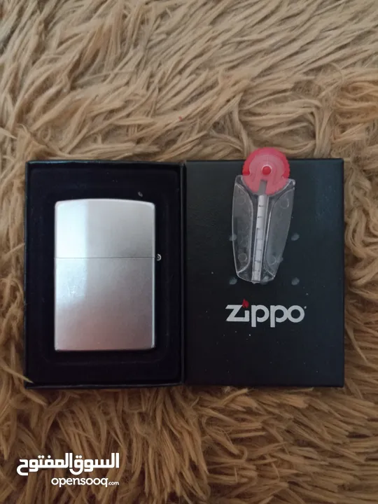 قداحة وولاعة Zippo lighter USA الامريكية الاصلية مستعملة بحالة ممتازة شبه جديدة  مع حافظة جلد اصلي .