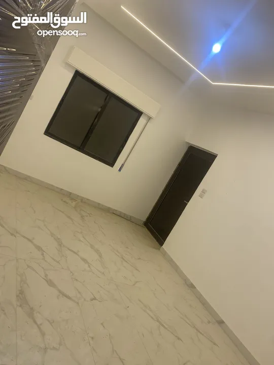 بيت للبيع يحوي على شقتين كل شقه لها سطحها الخاص بقوشان منفصل