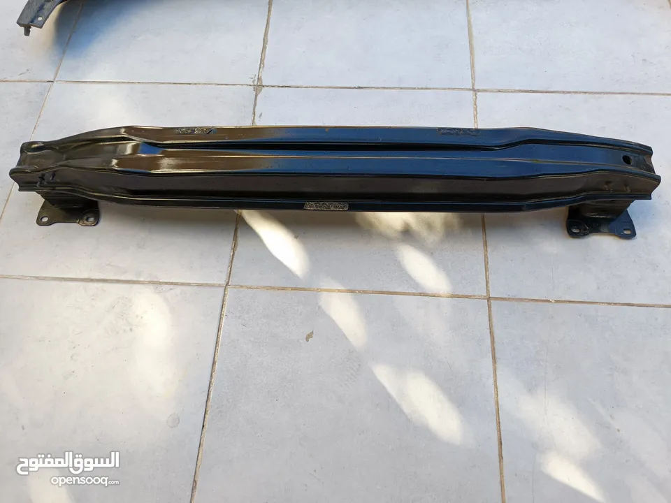 طبون امامي ليف 2015 نظيف في كسر بسيط عند قاعدة الشحن تمت معالجته بلاصق قوي جدا وايضا جناح امامي يمين