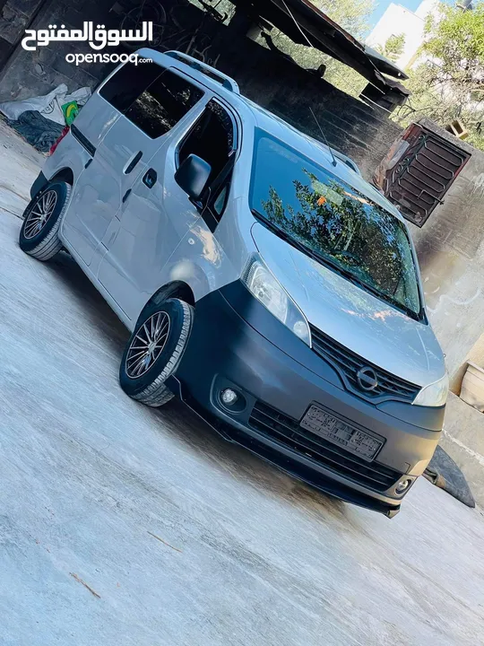 نيسان nv200