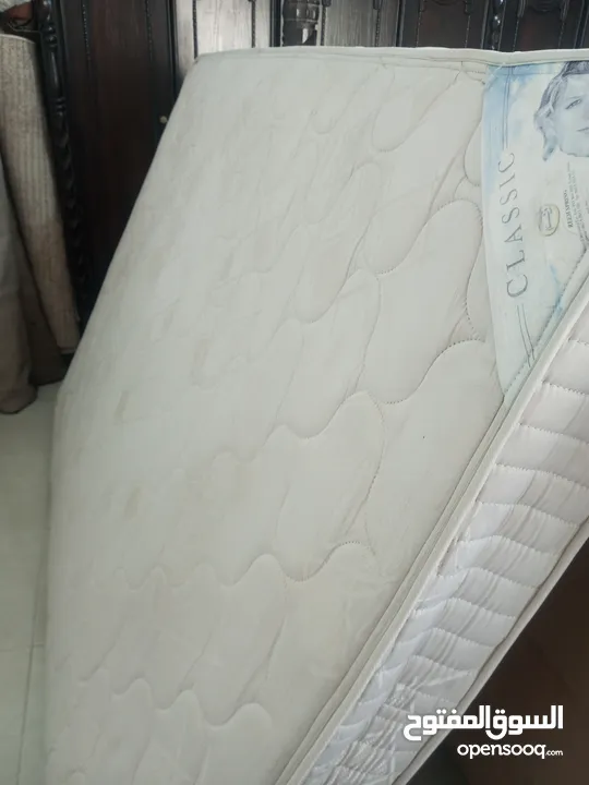فرشة تخت مفرد و نص مستعمل بحالة جيدة التواصل على الواتس.