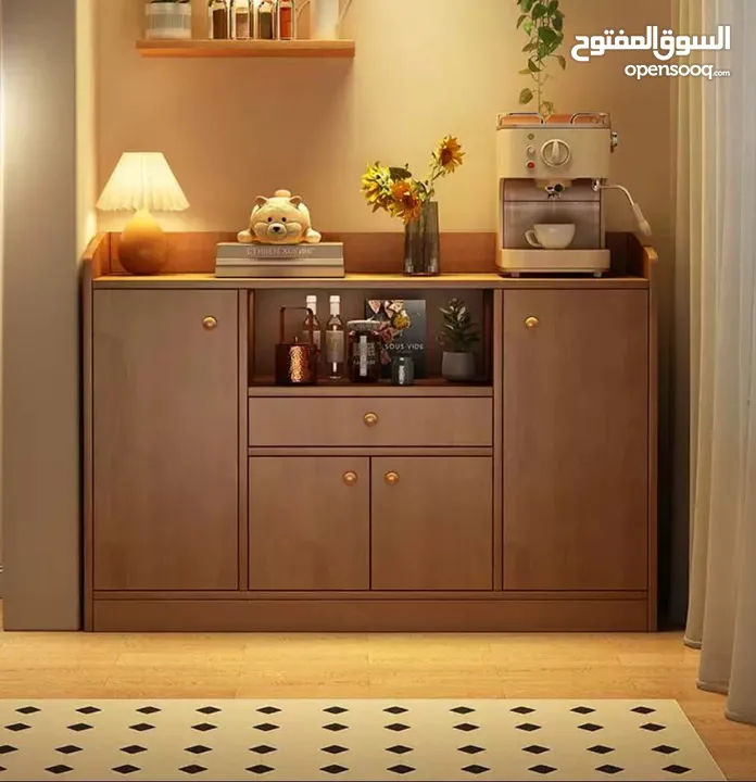 خزانة عملية مع مقابض خشبية بسيطة وأنيقة  تصميمها يجمع بين المساحات المغلقة والرفوف المفتوحة لسهولة