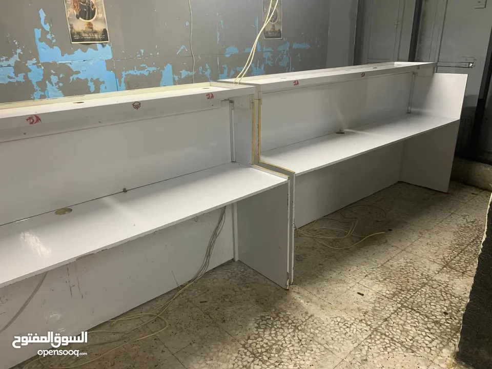 طاولات خشب ومكاتب وتلاجة للمحلات التجارية