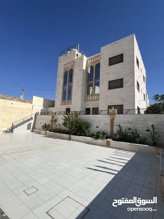 فيلا شبه قصر للبيع 3 طوابق