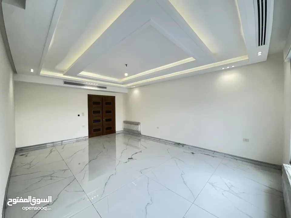 شقة مميزة طابق اول بأجمل مناطق خلدا مساحة واسعه 240م بسعر مميز