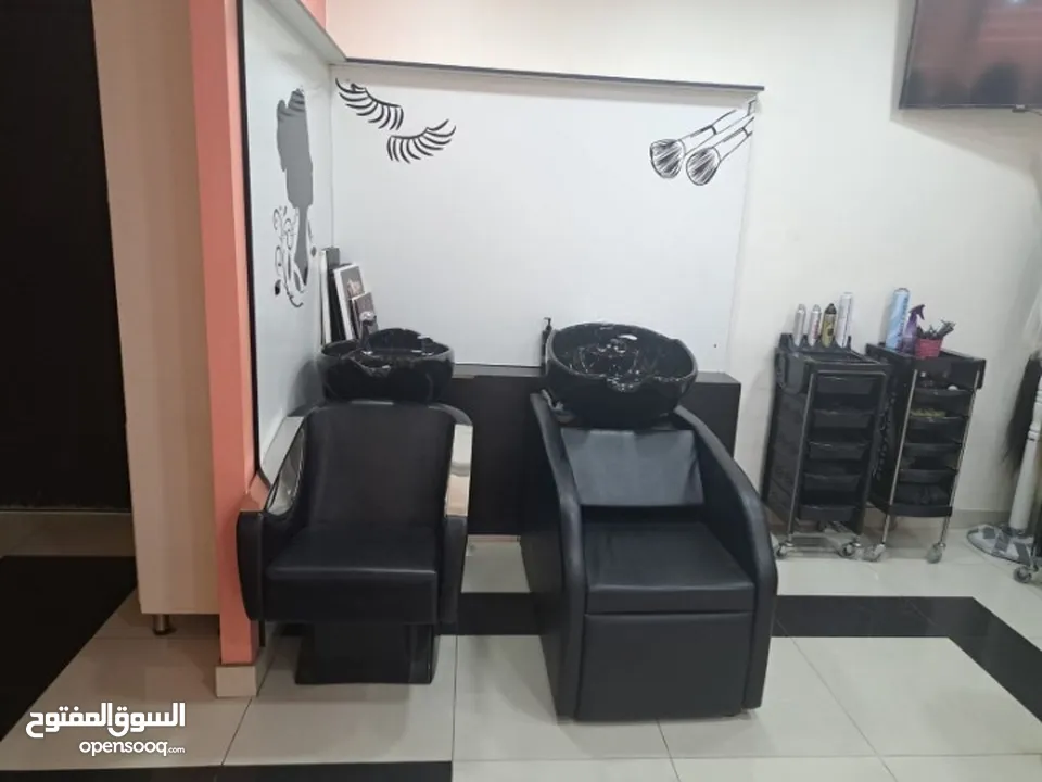 صالون نسائي من الدرجة الاولى للبيع