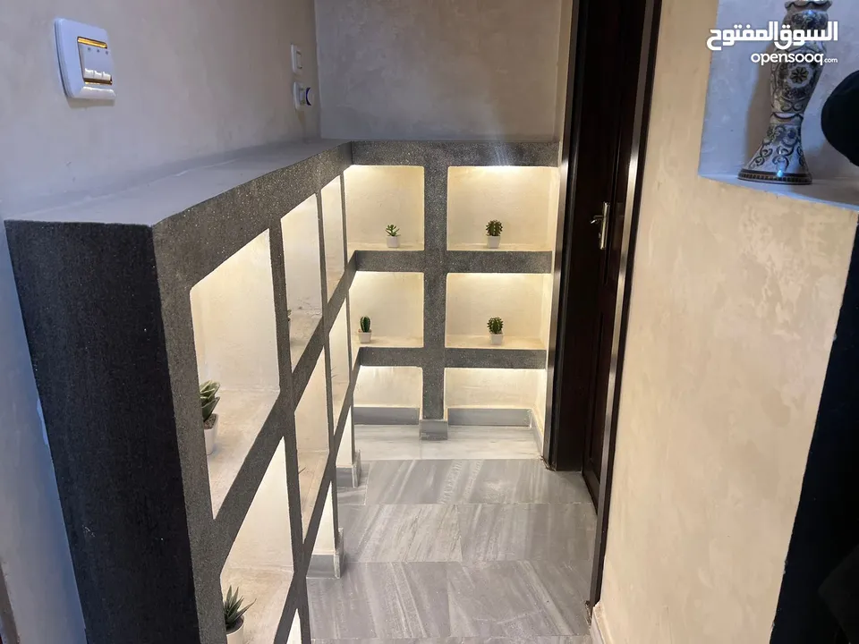 شقه طابق ارضي كامله مع العفش او بدون بحاله ممتازه للبيع