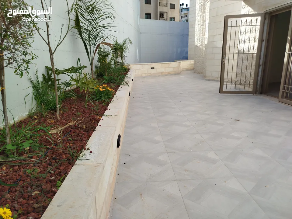 شقه مع حديقه للبيع