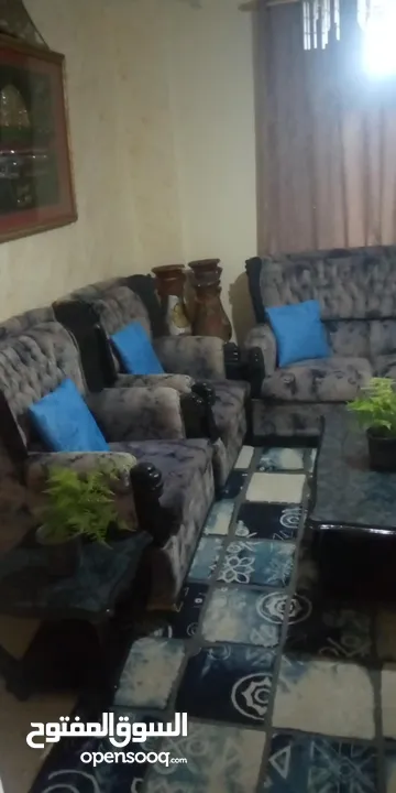 كنب للبيع مع طاولاته