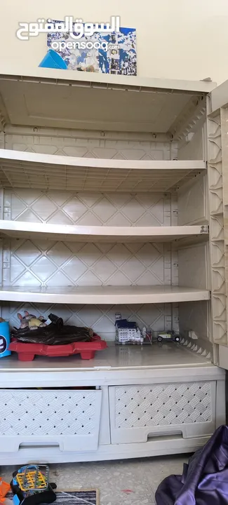 خزانة بلاستيكية بحالة جيدة