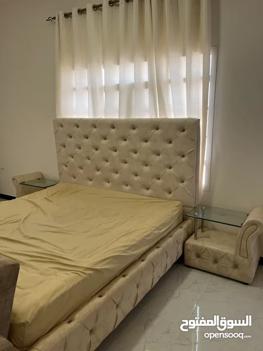 Bed with comfortable mattress, side beds, dressing table