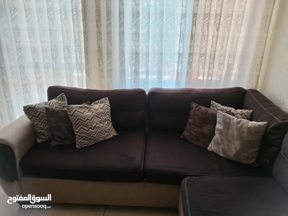 طقم كنب كورنر بحالة ممتازة استعمال  خفيف قماش ثقيل  تفصيل سفنج عالي خشب تقيل