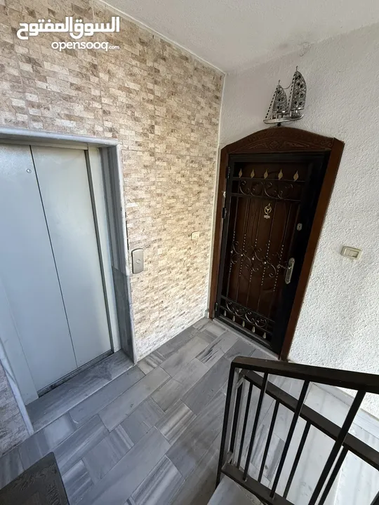 شقة مميزة طابق ثالث مع روف 3 غرف نوم 3 حمامات مفروشة للبيع