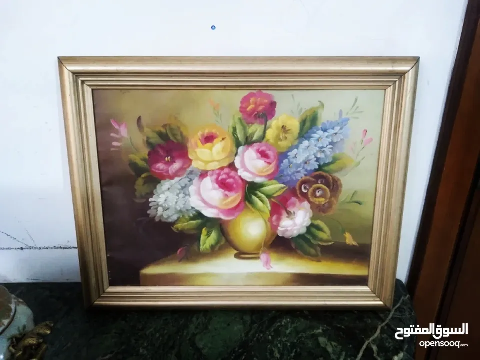 لوحات  رسم زيتي.. وتطريز