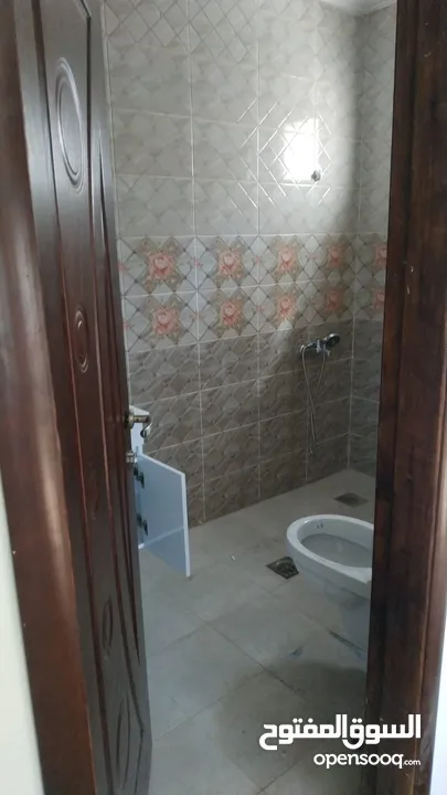 شقة مميزة غير مفروشة للبيع