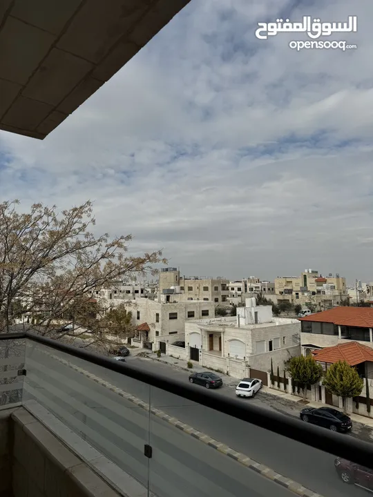 شقة طابق ثالث + روف في منطقة ربوة عبدون بمساحة اجمالية 325 متر