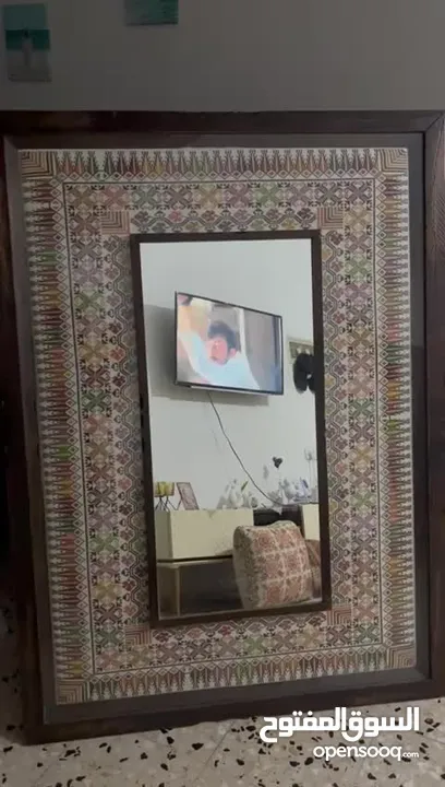 مرايه توضع بزاوية الغرف  وتعلق حجم كبير  وتطريز يدوي والألوان مميزة مع مساند ونفس الالوان للبيع
