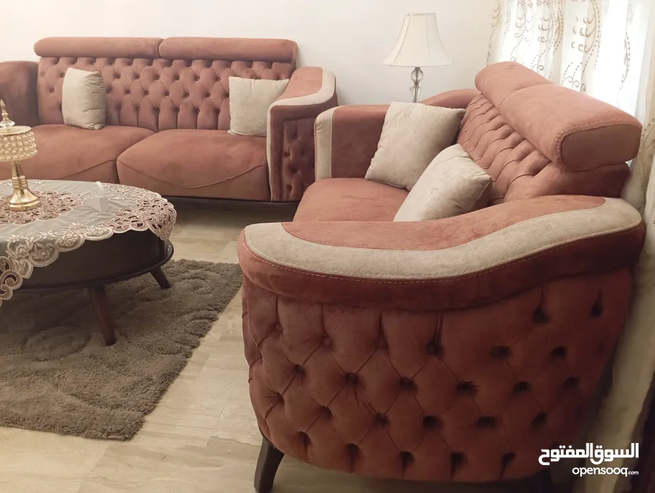 طقم كنب ضيوف فاخر و طاولة سفرة وطاولة وسط