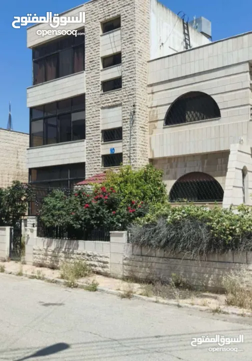 *فيلا*  مكونة من طابقين وروف صغير ( غرفة + حمام + مطبخ صغير) مساحة الارض 850 ع الكوشان 750 مساحة كل