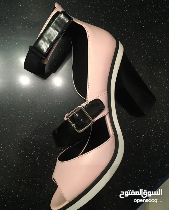 صندل مريح جداً من Charles & Keith مميز جداً لقطة