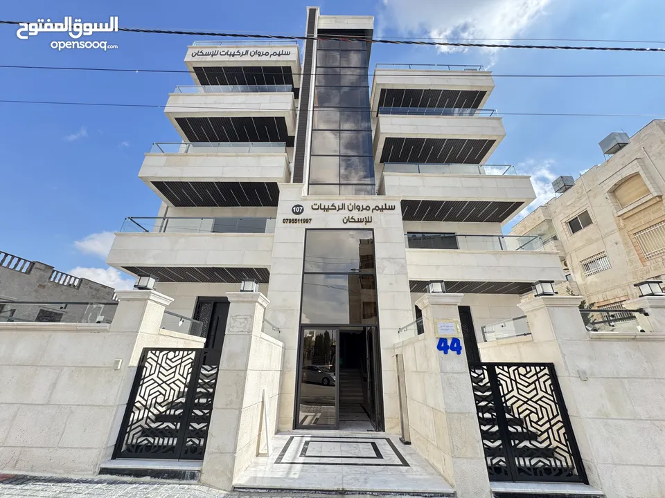 شقة بتشطيبات مميزه طابق ارضي مساحة 240م باجمل منطاق خلدا (مشروع 107)