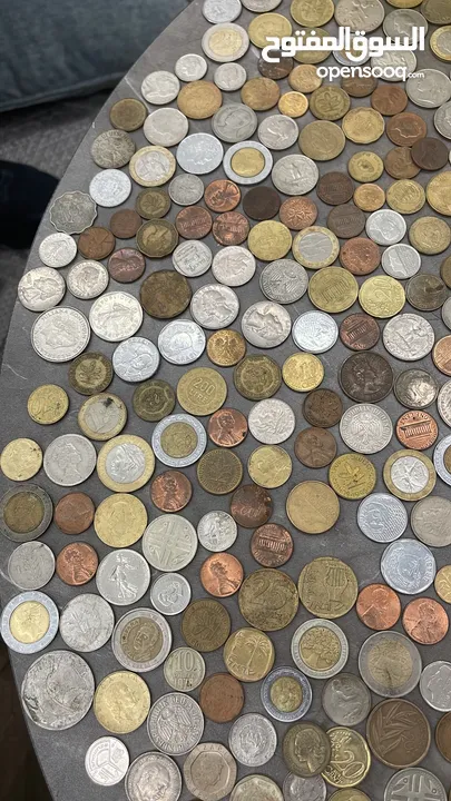 عملات اجنبية وطوابع قديمة