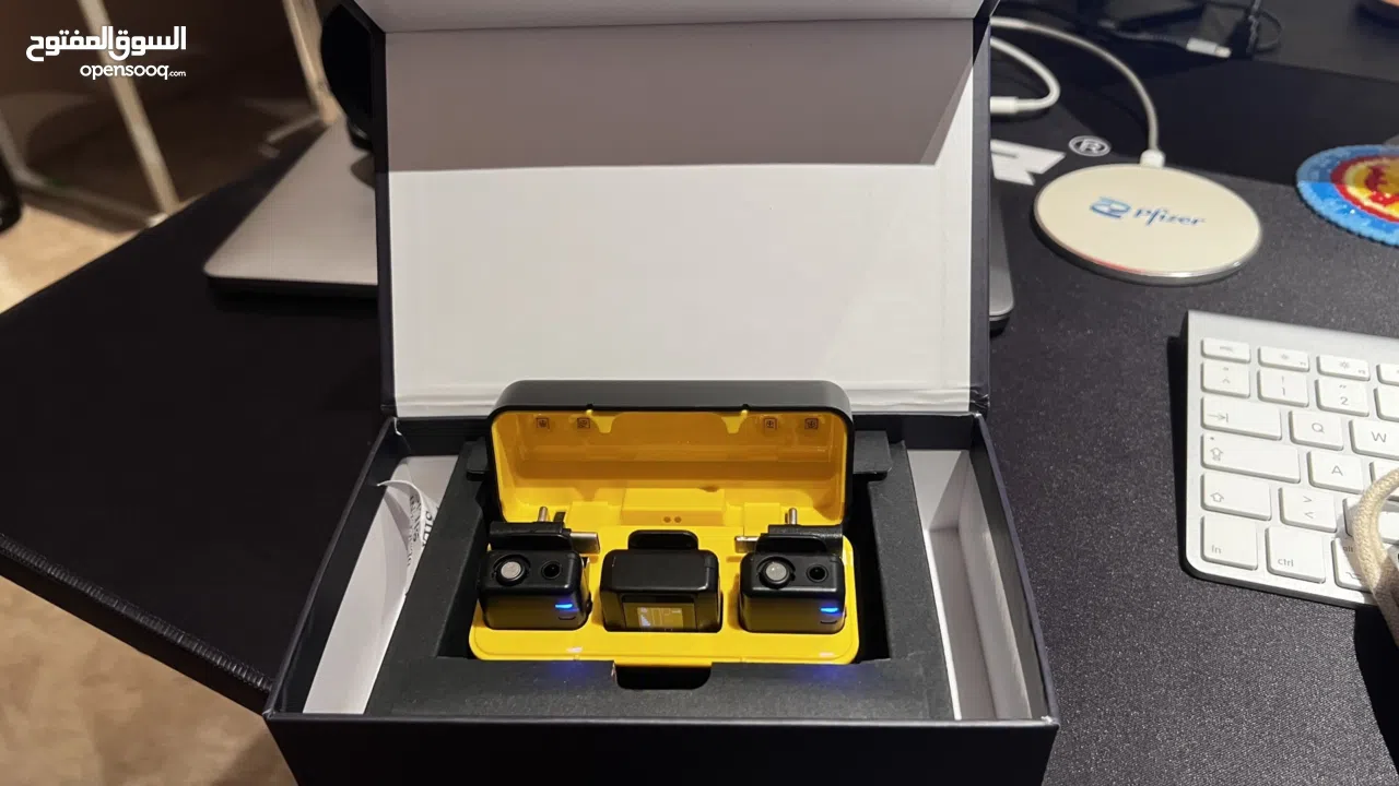 The brand is NEEWER and the model is CM28 Microphone