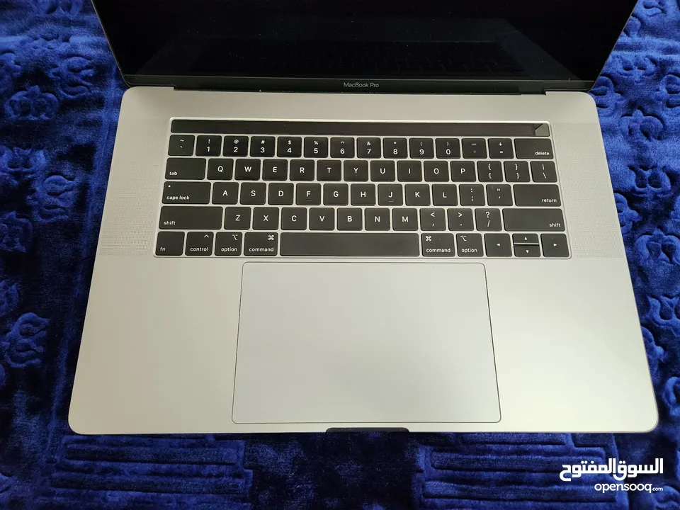 Macbook pro 2018 15.4' inch شبه جديد حررق