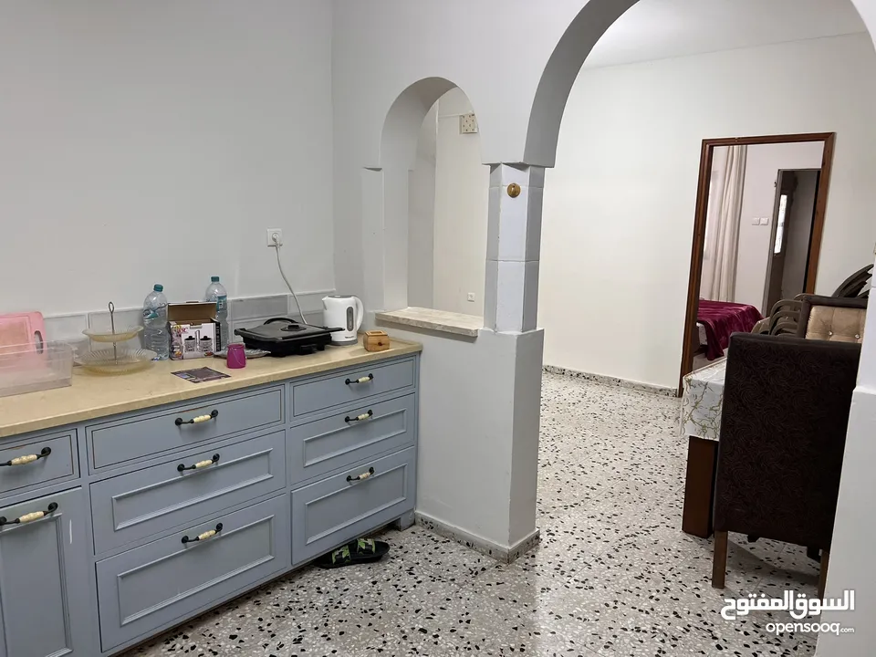 منزل طابقين متاح طابق ارضي جاراً لاصحاب المنزل غير شامل اي خدمات اضافية