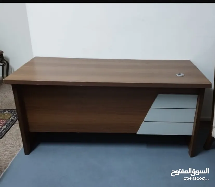 مكتب من ايكيا استعمال خفيف جدا مع كرسي قيمنق