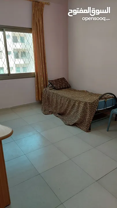 شقه مقابل الاكاديميه واسعه. مطله  سكن طالبات  180م2  بسعر مناسب