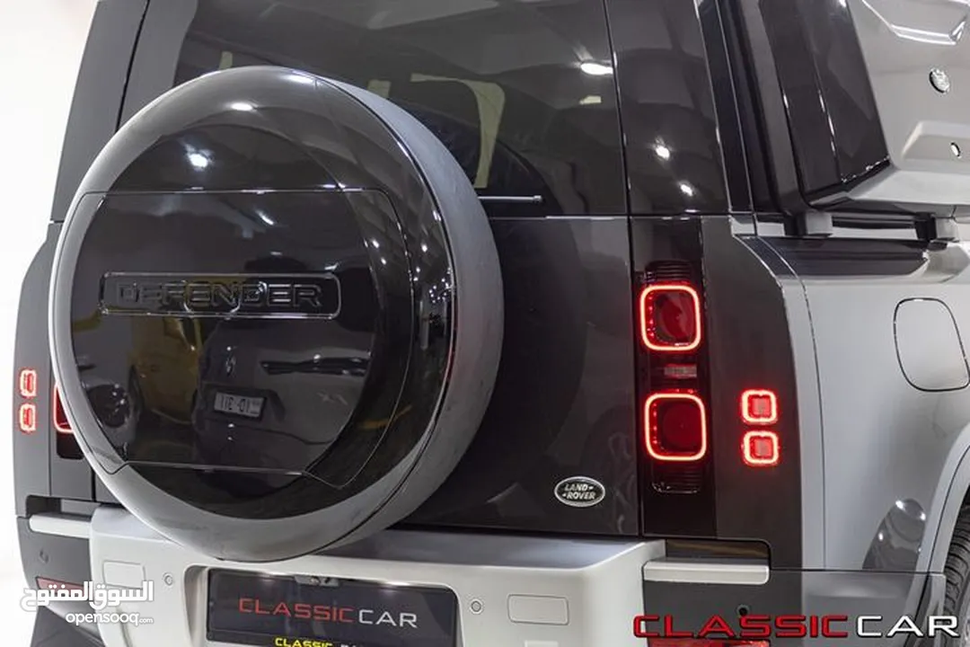 Land Rover Defender 2023 Plug in hybrid Black Package   عداد صفر