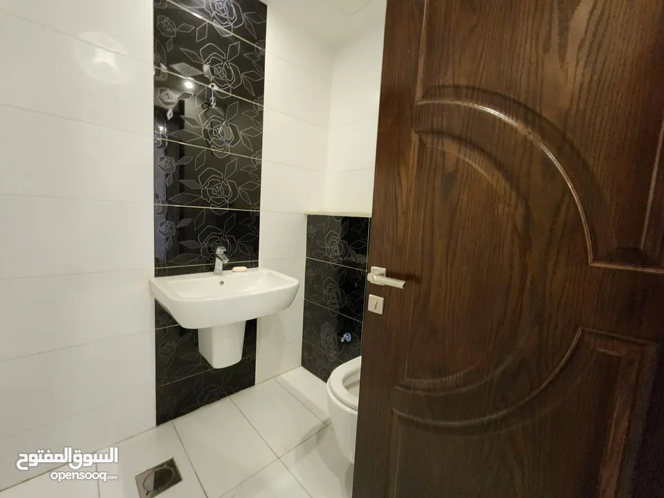 شقة فارغة للبيع في دير غبار ref : 14244