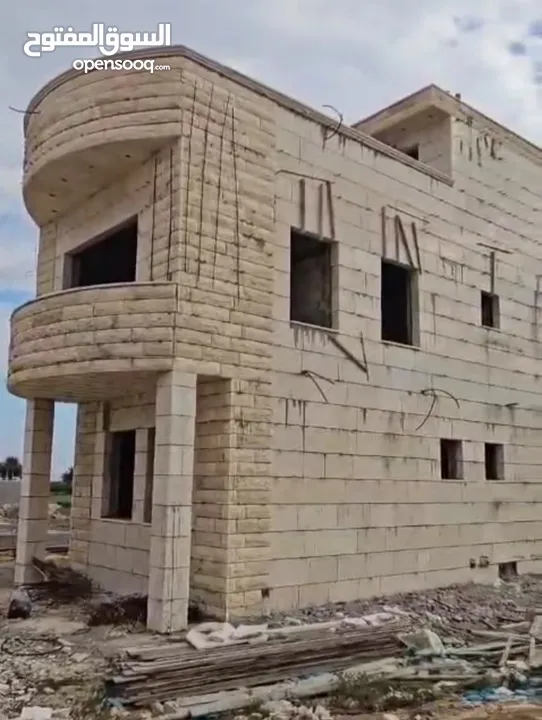 فيلا مكونة من طابقين مع بركة مع قطعة أرض للبيع
