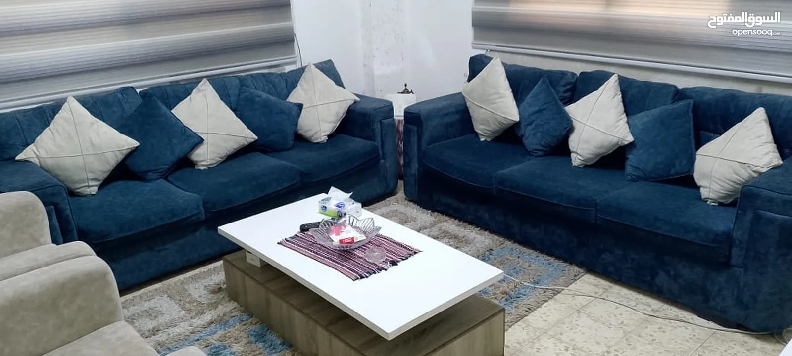طقم كنب عدد 2 جديد استعمال اسبوع واحد البيع لسبب السفر السعر مناسب بحدود المعقول مع ممرات سجاد