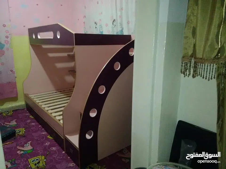 تخت/سرير طابقين مفصل تفصيل ملبس فورامايكا كامل فيه رفوفو و جوارير خشب ثقيل التخت شبه جديد...........