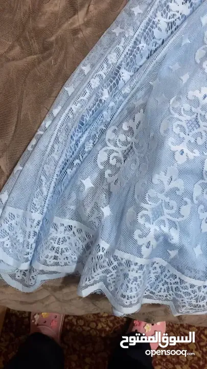 ‏فستان سهرة ‏قصير نوعا ما لونه ازرق سماوي ‏