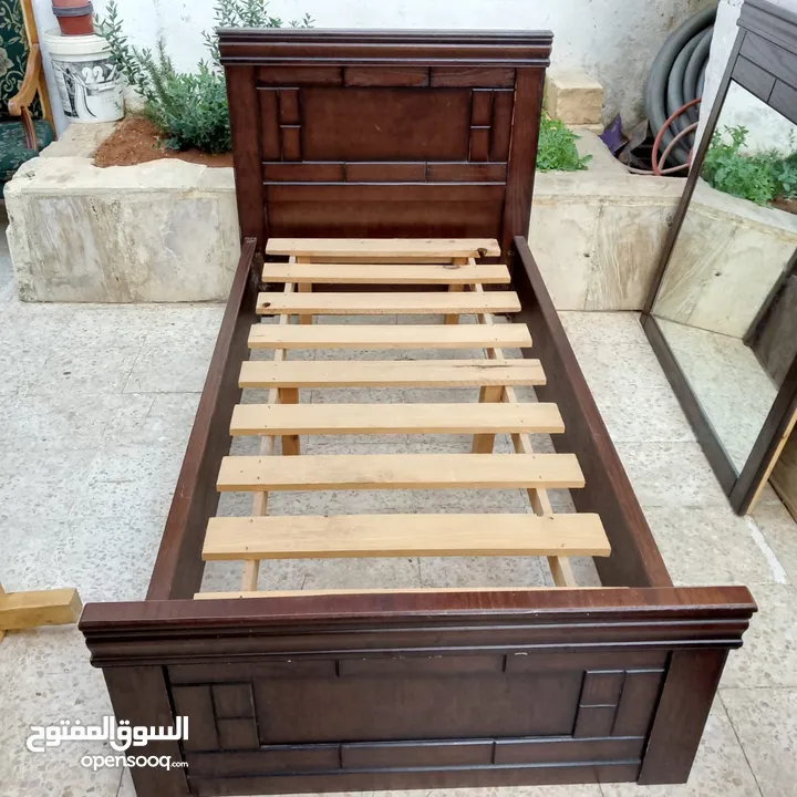 غرفة نوم شبابيه عباره عن تختين وتواليت ومراي وخزانه سحاب درفتين وكومودينا