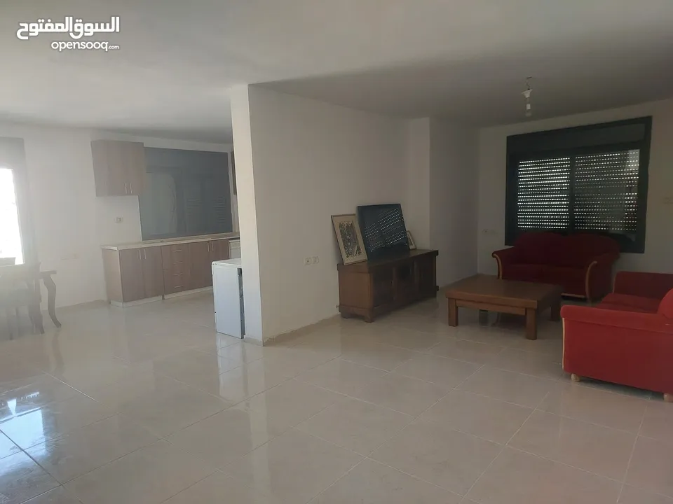 للايجار شقه فارغه البيره مقابل سوبر ماركت الشني والمقاطعه