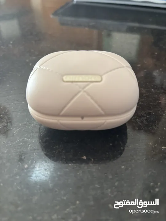 Brand New Baseus Beauty Beats Earbuds. Never used! Great condition! Pink Colour!