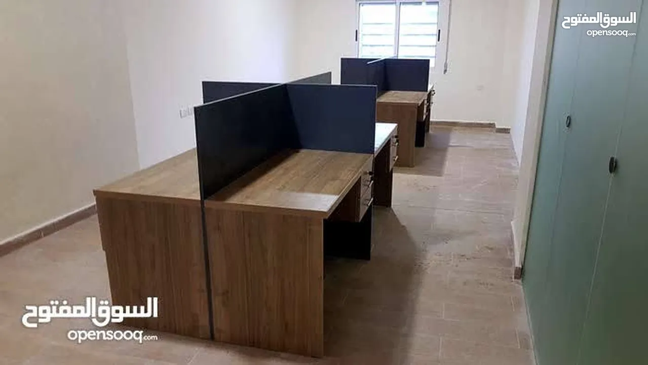 وحدة اعمال رباعية بعدة الوان شامل التوصيل والتركيب قياس 240سم ب 120سم مع درجين معلقات لكل مكتب