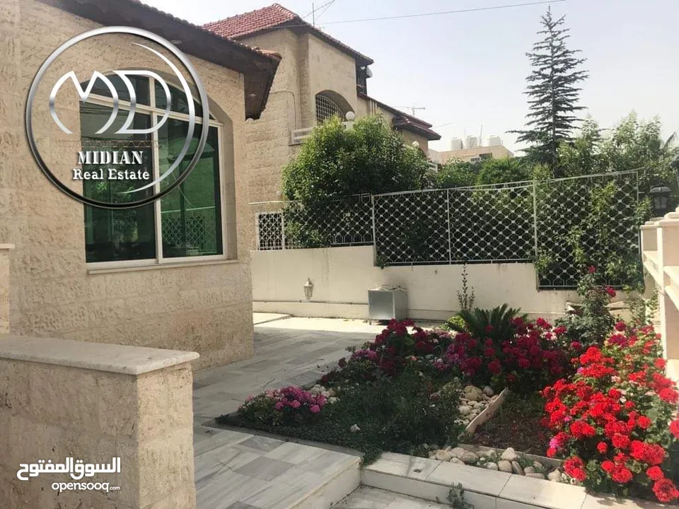 فيلا مستقلة للبيع ام اذينة مساحة 750م تشطيبات و ديكورات سوبر ديلوكس مع تراسات و حدائق بسعر مميز جداً