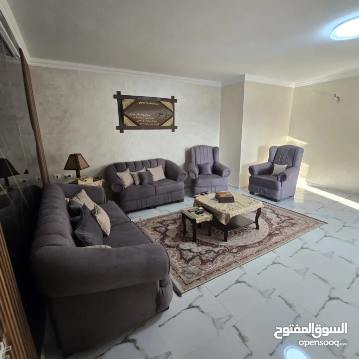 شقة فاخرة للإيجار بتصميم مودرن في حي هادئ وقريب من الخدمات