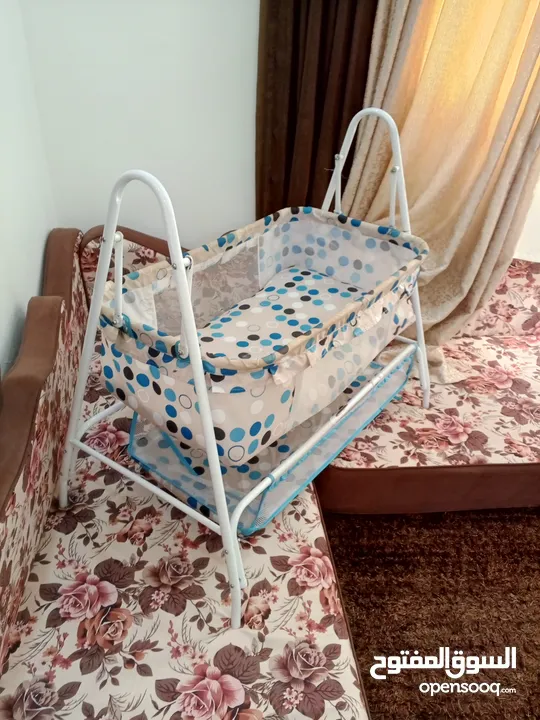 تخت هزاز باليد للأطفال و عربة مشي كراجة للأطفال